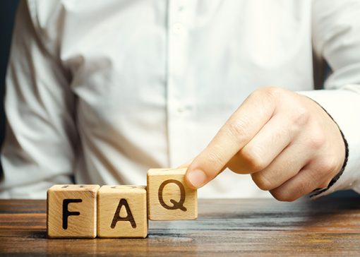 businessman-puts-wooden-blocks-with-the-word-faq-2026-01-08-23-06-33-utc kopia